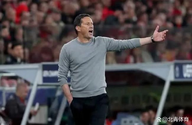粉丝们都没想到，她们的偶像、女神，竟然从小就有一个白马王子。